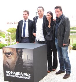 Urbizu Junto Al Reparto De La Cinta En Alicante