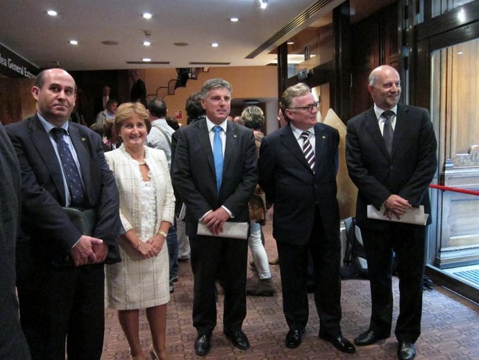 Representantes De La Asamblea De  Kutxa Con Xabier Iturbe