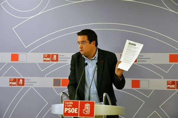 Óscar López Con Un Documento