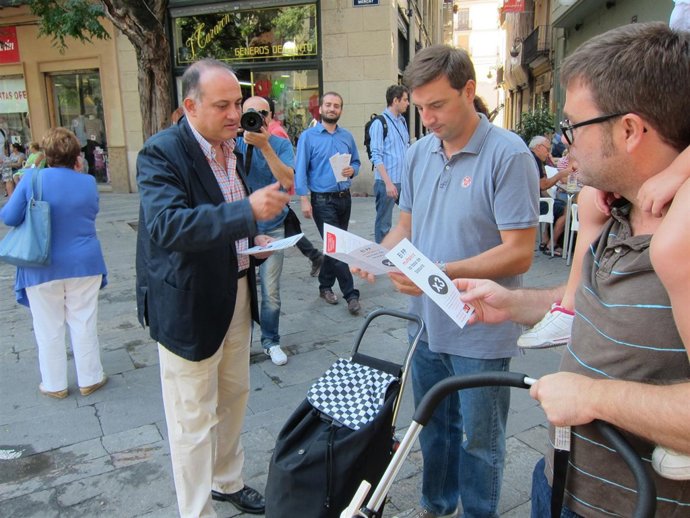 Calabuig En La Recogida De Firmas Del PSPV En El Mercado Central