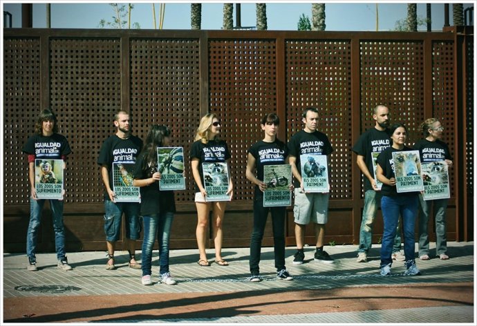 Activistas De Igualdad Animal Frente Al Bioparc