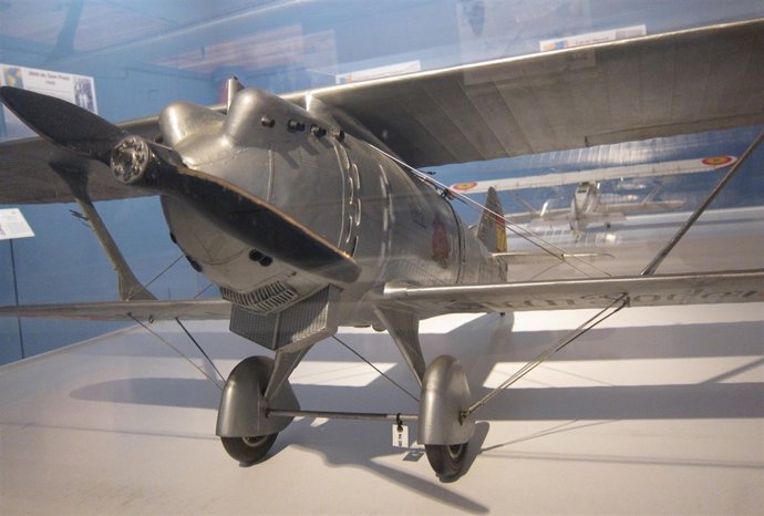 Maqueta De Un Avión Histórico Del Ejército Que Se Puede Ver En La Muestra 