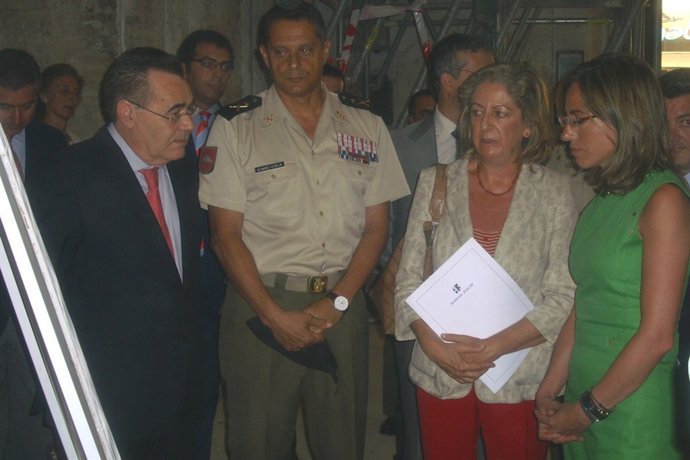 Chacón (Dcha.) Durante Su Visita Al Oratorio En Julio De 2009