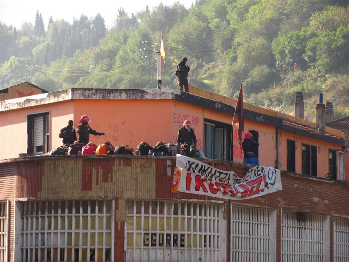 Antidisturbios Proceden Al Desalojo Del Gaztetxe De Kukutza