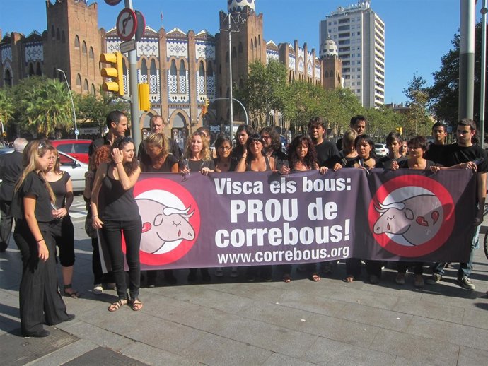 Animalistas Durante El 'Brindis Fúnebre' Con Cava Ante La Monumental
