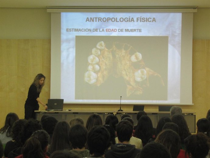 Una Profesora Durante Una Clase Sobre Antropología