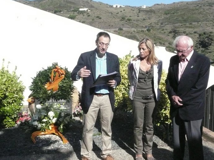 La Vicepresidenta Joana Ortega Ante La Tumba De Walter Benjamin