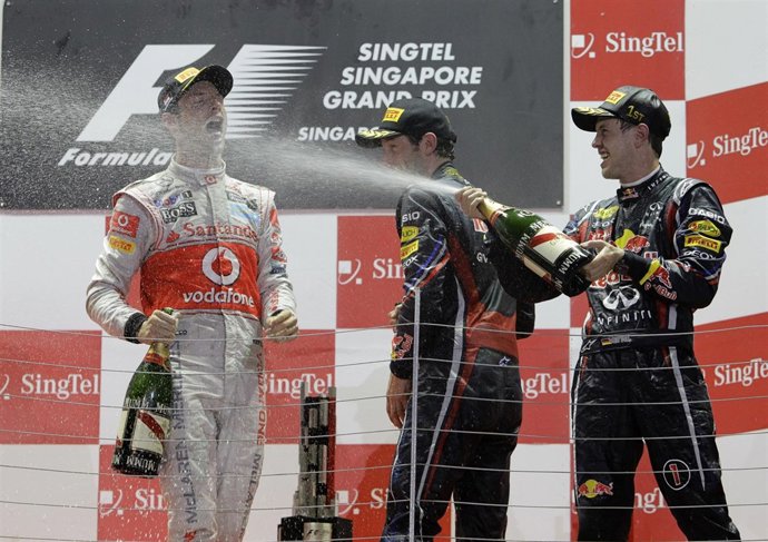 El Piloto Alemán Sebastian Vettel Celebra Su Victoria En Singapur 2011