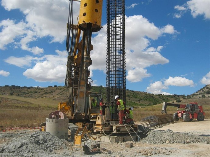 Inicio De La Cimentación Del AVE Sobre El Río Arlanza