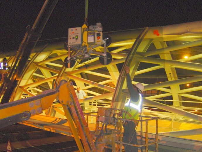 Un Momento De La Colocación De Los Cristales