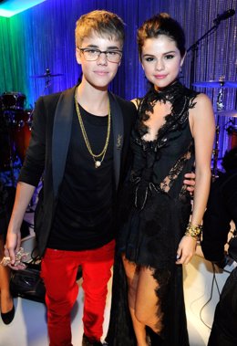 Justin Bieber Y Selena Gomez Abrazados