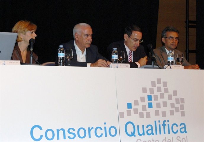 El Consejero Alonso En La Mesa Del Plan Qualifica Con González De Lara