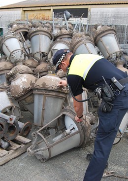 Un Agente Inspecciona Las Farolas Intervenidas.