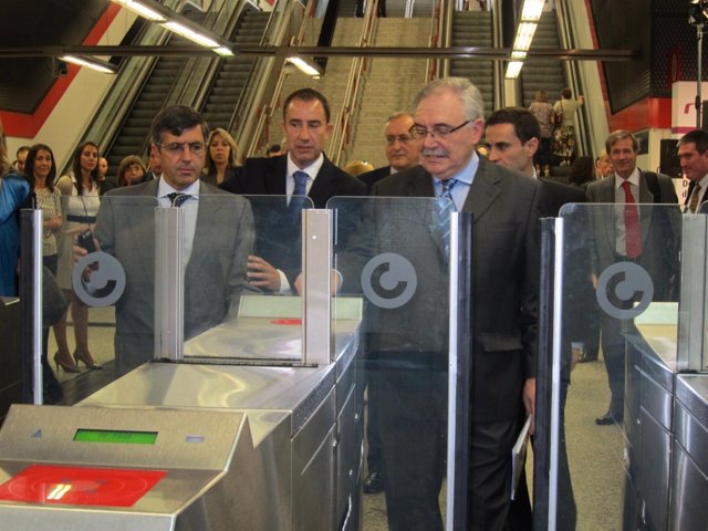 Los Presidentes De Renfe Y De Vodafone Prueban El Sistema De Pago Por Móvil Por 