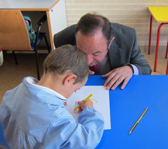 Un Niño Y Pedro Sanz En El Comienzo De Curso