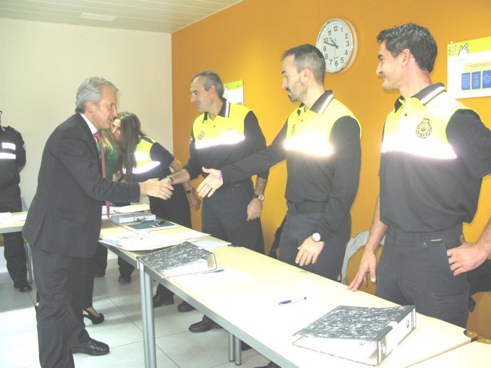 Emilio Del Río Saluda A Los Policías