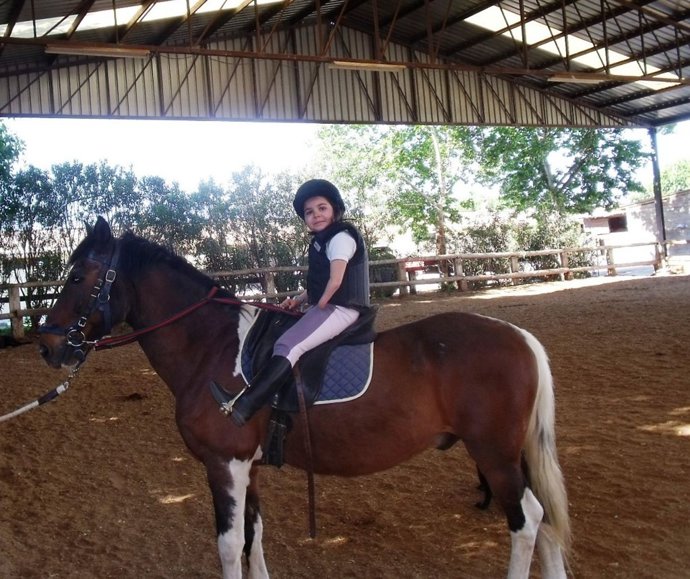 Menor Con Discapacidad En Un Curso De Hipoterapia