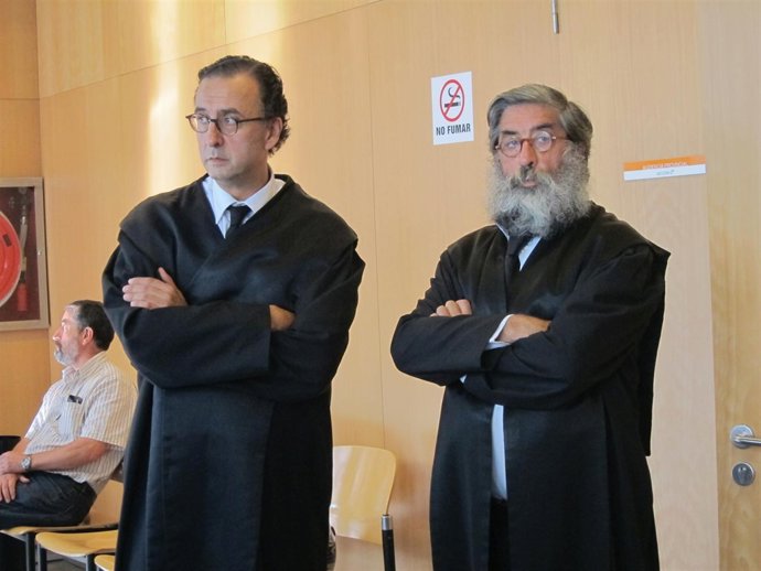 Dos Abogados En La Audiencia Provincial