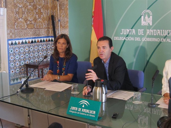 La Concejal Ana Martínez Labella Y El Delegado Juan Carlos Pérez Navas 