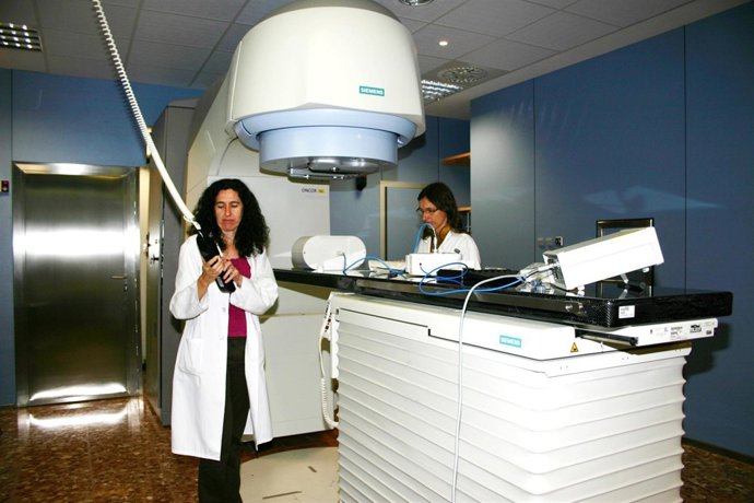 En La Imagen, Técnicos Revisan La Calibración De Un Acelerador  Lineal