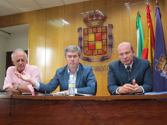 El Alcalde Junto Al Concejal De Urbanismo Y El Arquitecto Redactor Del PGOU