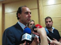 Diego teme que Revilla "esté perdiendo el rumbo" y "hace el ridículo fuera de Cantabria"