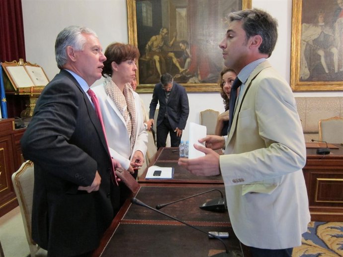 Menacho Y Lorite Hablan En Presencia De Ceballos