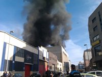 Los Bomberos de Vigo usaron equipos autónomos para extinguir el fuego en Beiramar por la presencia de amoníaco