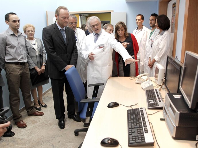 Fabra Durante Su Visita El Hospital De Alzira.