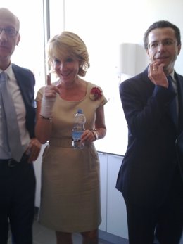 Esperanza Aguirre Con La Mano Vendada