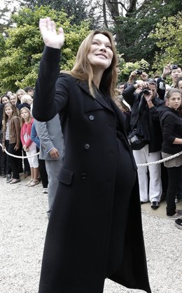 Carla Bruni Saludando