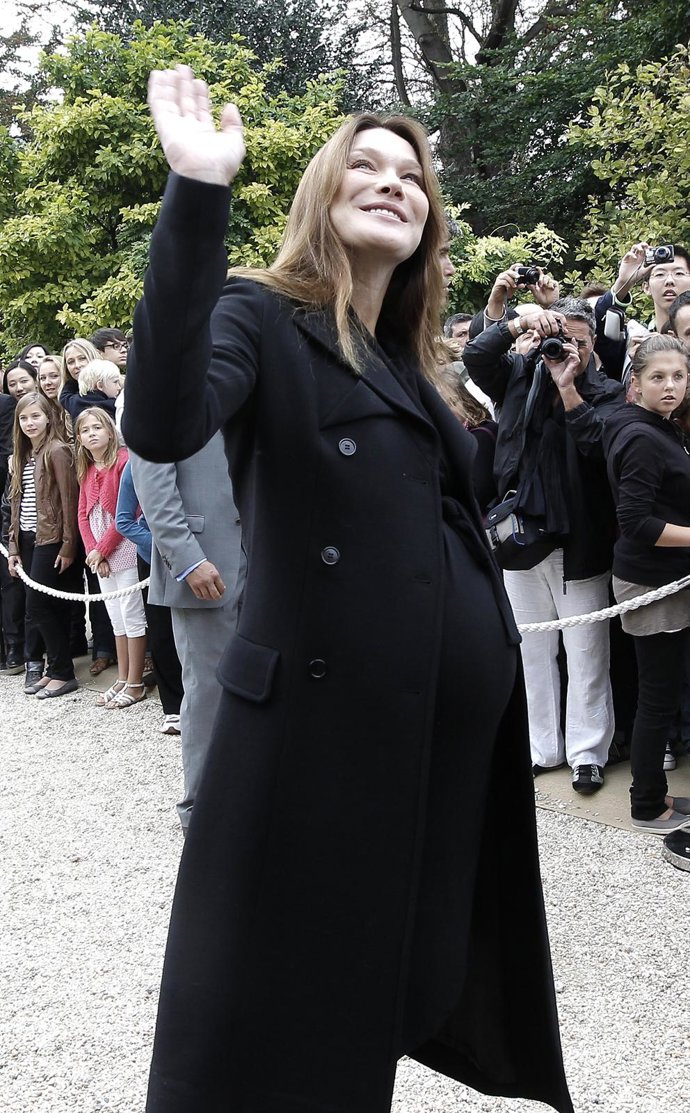 Carla Bruni Saludando