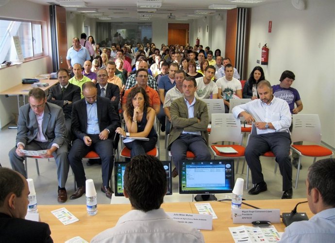 Partipantes En Las Jornadas Sobre Electrcidad Y Empleo En Geolit