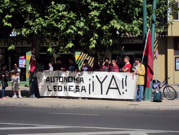 Un Grupo De Colectivos Leonesistas Reivindica Frente Al Rectorado De León 