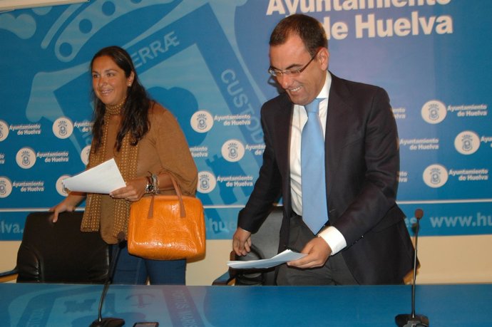 El Concejal De Turismodel Consistorio Onubense, Ángel Sánchez, Y Juana Carrillo.