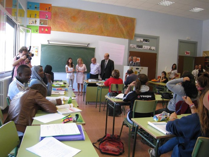 Dolores Serral Visita El Instituto De FP De Huesca