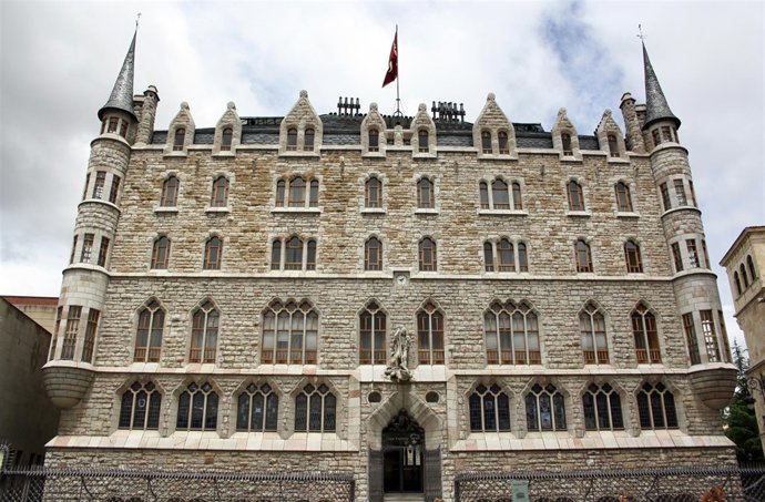 Edificio Botines, Sede De Caja España-Caja Duero En León.