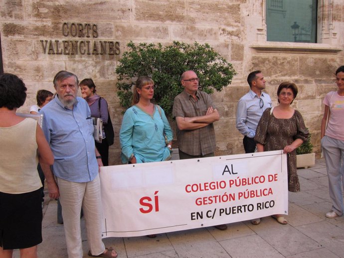 Miembros De La Plataforma Per Russafa Protestan En Las Puertas De Las Corts 