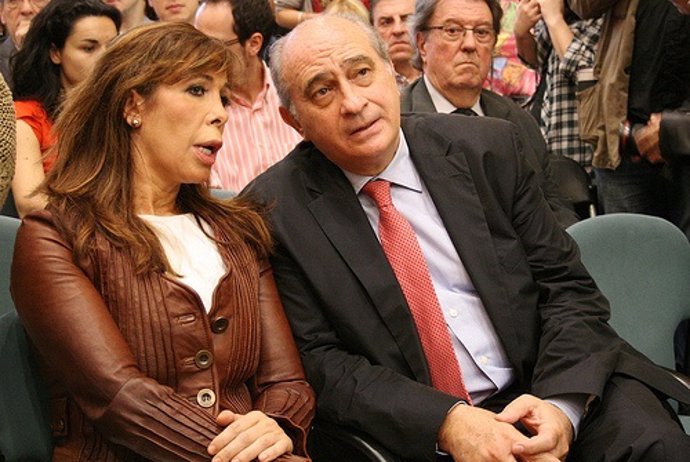 El Vicepresidente Del Congreso, Jorge Fernández, Junto A Alicia Sánchez-Camacho