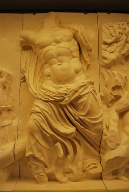 Zeusen Aldare Nagusiko Frisoaren zati bat