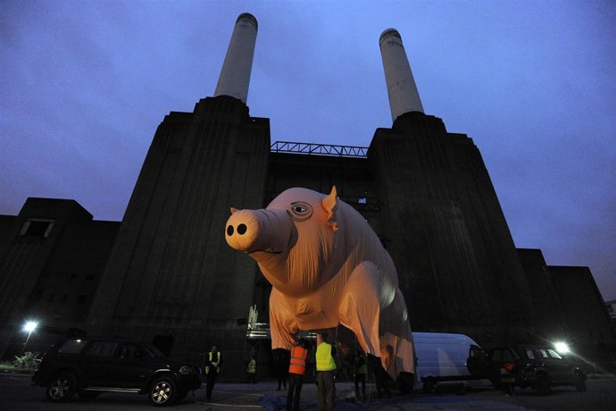 El Cerdo Inflable De Pink Floyd Frente A La Battersea Power De Londres