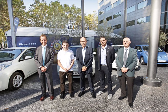 Nissan Entrega Las Primeras Unidades Del Leaf A Barcelona