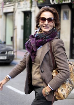 Nati Abascal Andando Por La Calle