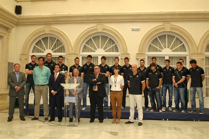 Diputación Y Unicaja Voleibol En El  Minuto De Silencio Por El Crimen Machista 