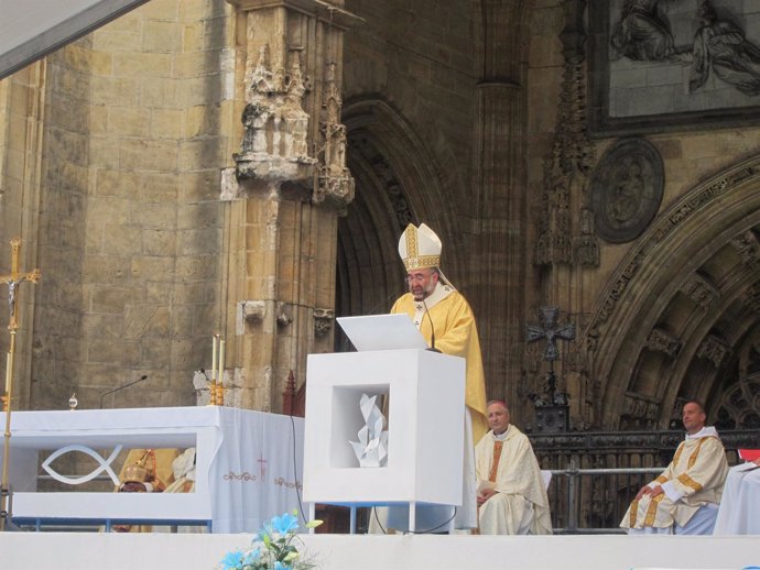 El Arzobispo De Oviedo, Jesús Sanz Montes En La Misa De Envío.