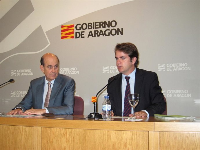 Fernández De Alarcón Y Bermúdez De Castro En La Rueda De Prensa