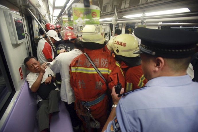 Choque De Dos Trenes En El Metro De Shanghai, China