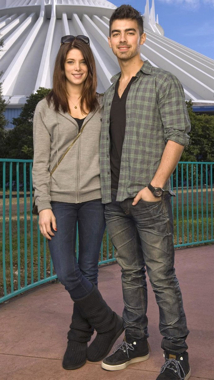 Joe Jonas y Aslhey Greene han roto
