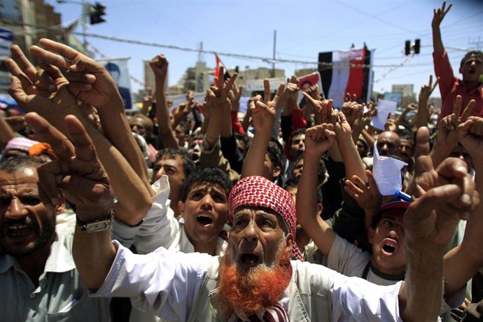 Manifestantes Piden La Dimisión Del Presidente De Yemen