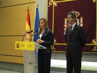 Chacón anuncia que los atuneros españoles podrán embarcar armas pesadas en el Índico de forma "casi inminente"